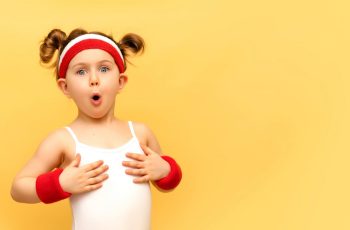 дитинка у спортивному одязі із кумедним виразом обличчя