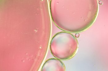 ілюстрація рідини, яка за консистенцією нагадує олію